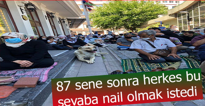 ayasofya da kadınlı erkekli Cuma namazı