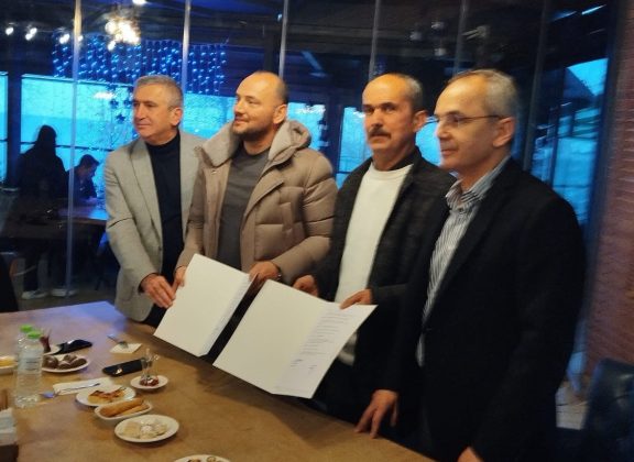 Akçakocalı İş İnsanı Burhan Özdemir’den Örnek Burs Desteği