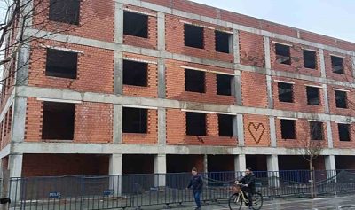 Faruk Özlü,  İstanbul Caddesi’nde yarım kalan iş merkezi ve kütüphane inşaatının bir an önce tamamlanmasını isteyerek, bu binadaki hak sahiplerine seslendi. 